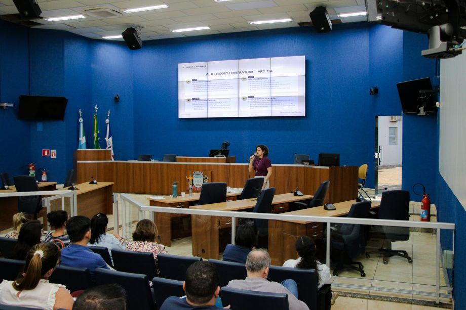 Servidores em treinamento sobre gestão contratual na Câmara de Três Lagoas.