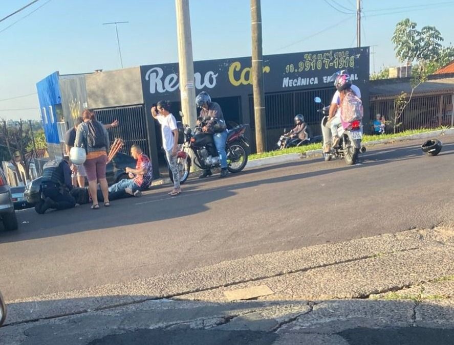 Agentes municipais organizam o tráfego e acompanham a perícia no local da colisão.