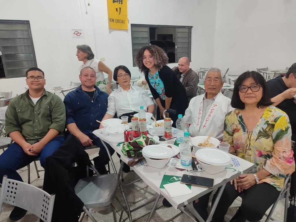 Dançarinos de Bon Odori em trajes japoneses vibrantes em Andradina.