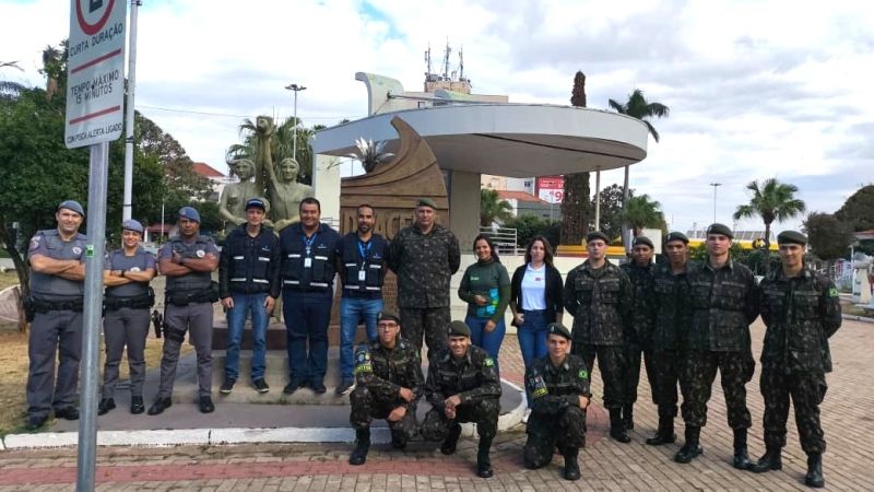 Equipe distribui panfletos do Dia do Pedestre em cruzamento de Dracena.