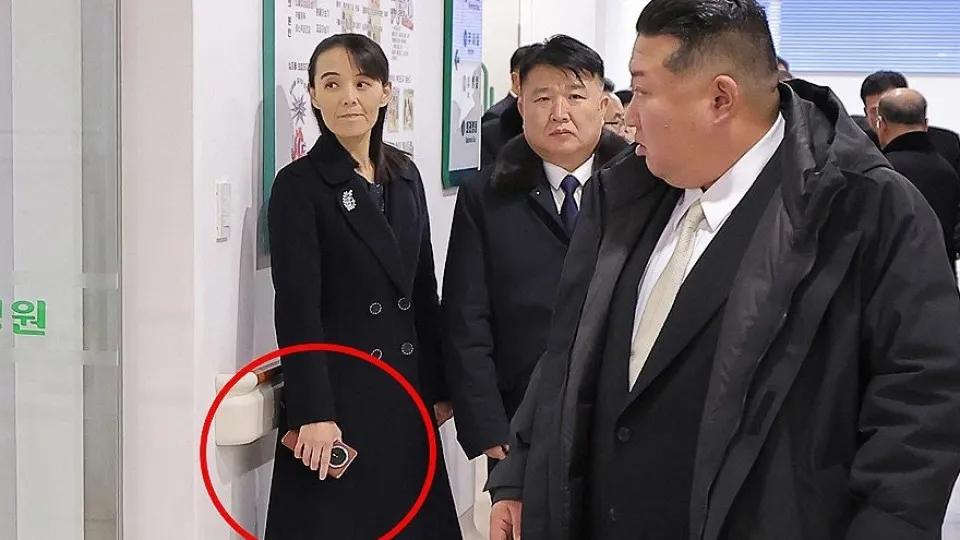 Imagem de Kim Yo-jong vista com smartphone dobrável na Coreia do Norte Kim Yo-jong vista com smartphone dobrável na Coreia do Norte