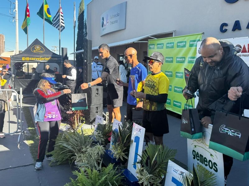 Corredores na 1ª Corrida OAB Dracena, celebração dos 80 anos da cidade.
