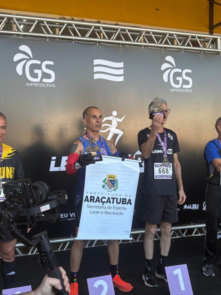 Nathan Dias e Miguel Jefferson no pódio da Corrida de Rua LeoMosk Run em Araçatuba.