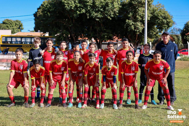 Jovens atletas de Premisa Ilha Solteira comemoram vitória na Copa Poly Sport.