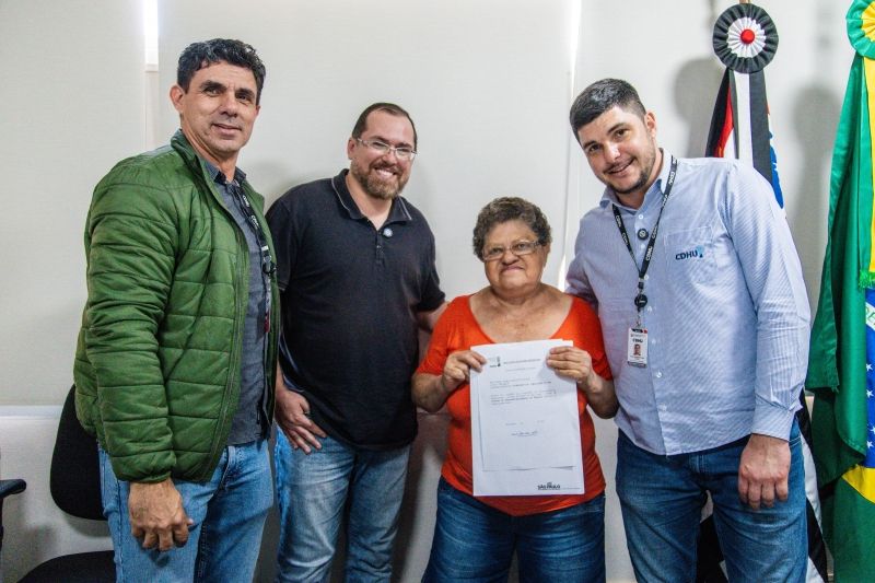 Famílias de Andradina comemoram escrituras de casas próprias em cerimônia.