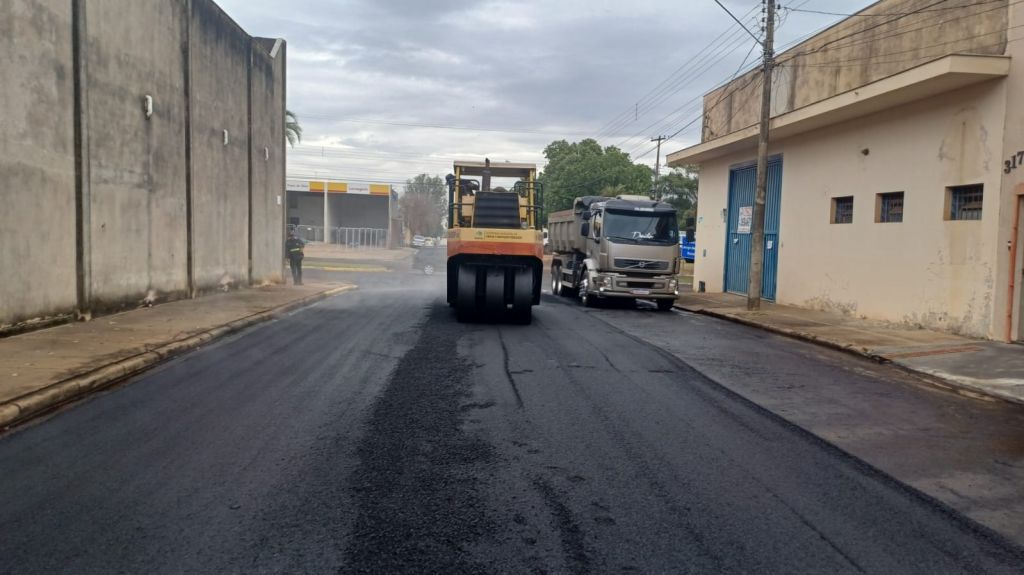 Recapeamento asfáltico na Rua Humberto Bergamaschi, Araçatuba, Parque Industrial.