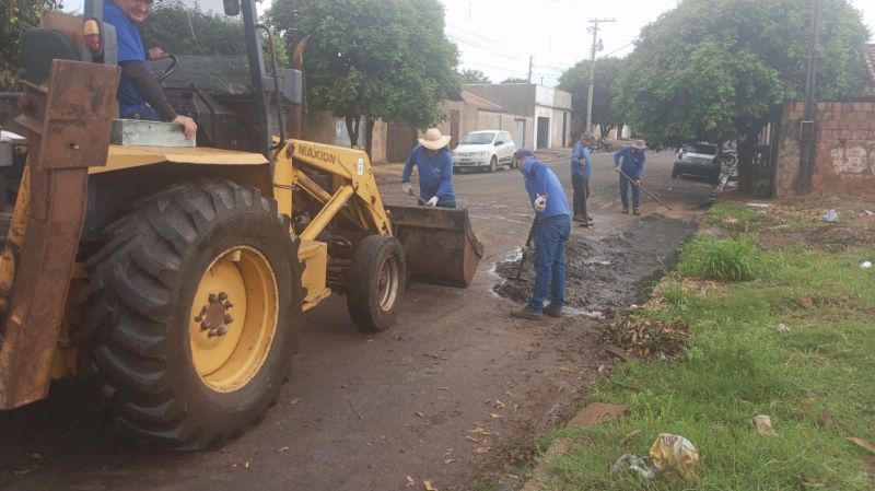 Prefeitura de Andradina promove limpeza de guias, sarjetas e calçadas no bairro Gasparelli para evitar alagamentos