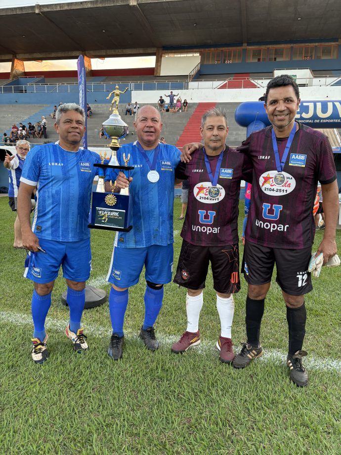 Jogadores do Mais Tintas/OT Marrucos comemoram vitória no Campeonato Sênior 55+.