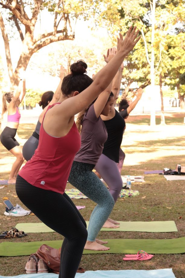 Praticantes de yoga em aula ao ar livre no evento "A Rua é Nossa", Três Lagoas.