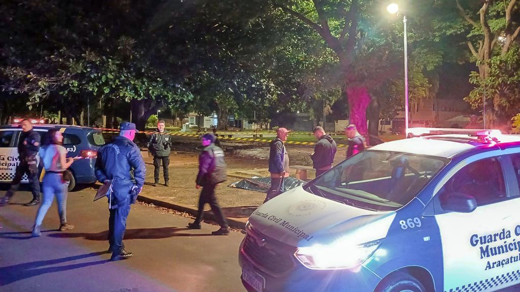 Guarda Civil e Samu isolam praça em Araçatuba para investigar morte suspeita.