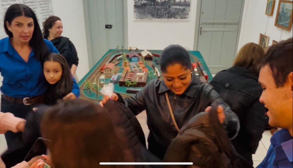Grupo Antigos S/A exibe carros antigos no evento "Domingo no Museu" em Araçatuba.