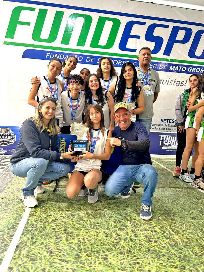 Equipe de basquetebol feminino de Três Lagoas celebra vice-campeonato estadual.
