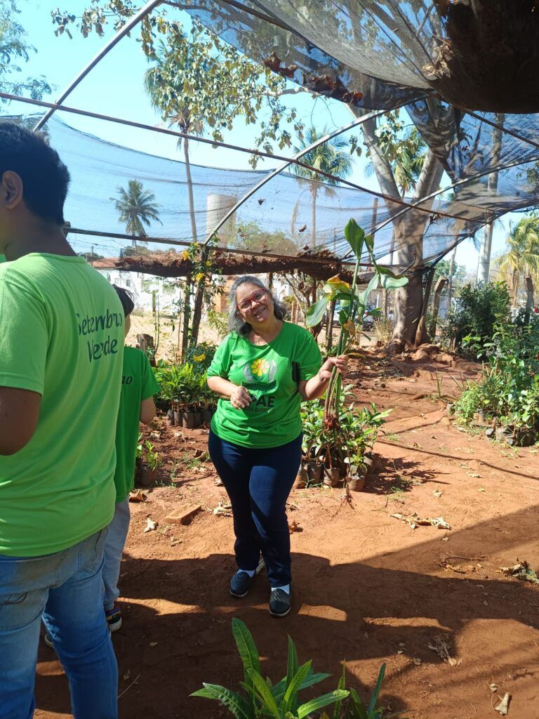 Alunos da APAE plantando mudas no Dia da Árvore em Pereira Barreto.