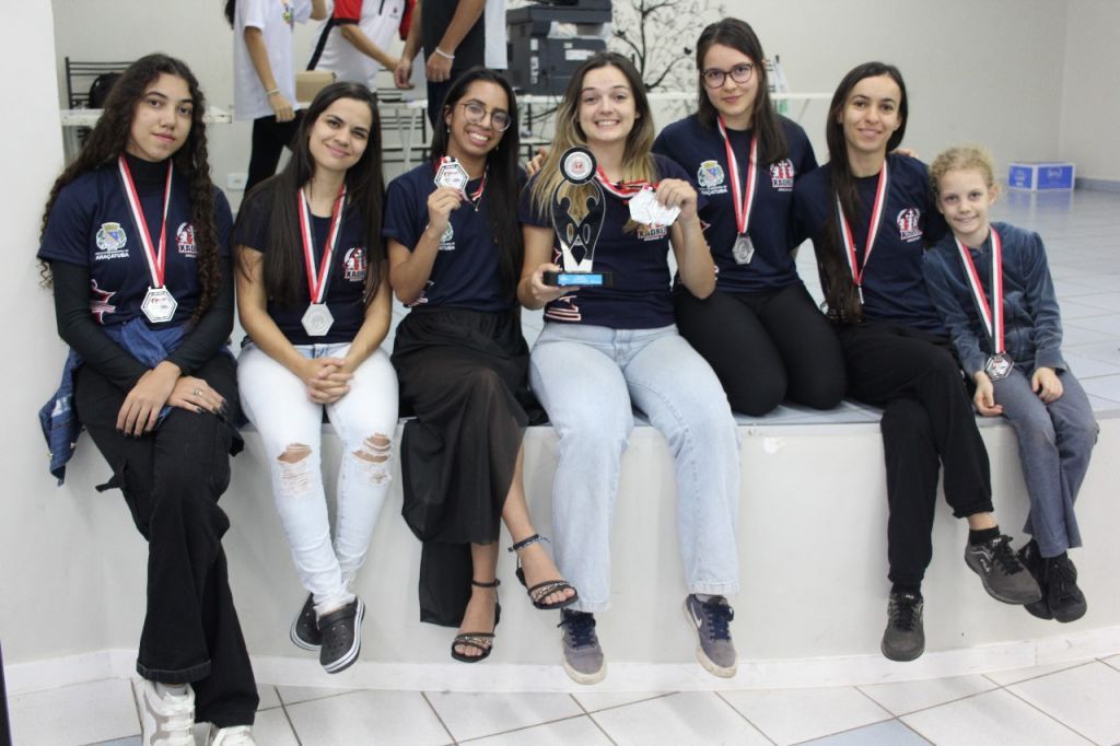 Equipe feminina de Araçatuba recebe medalhas nos Jogos Regionais de xadrez.