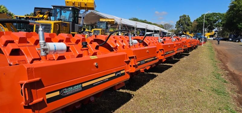 Castilho recebe rolo compactador para estradas rurais