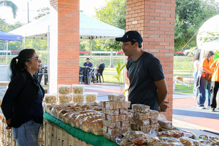 Feira de produtores locais na 1ª Semana da Agricultura Familiar em Três Lagoas.