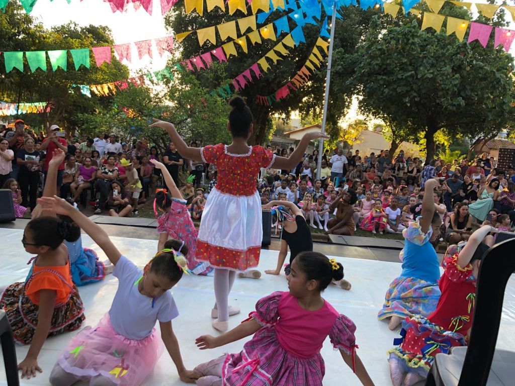 Público prestigia Escola Municipal de Dança no encerramento do Juninão. Evento reuniu mais de 800 pessoas em clima de festa junina.