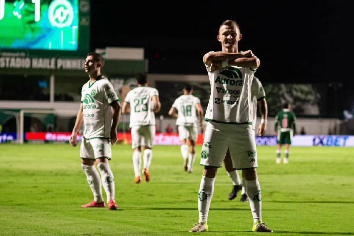 Chapecoense vence Goiás por 3 a 1 e alcança vice-liderança
