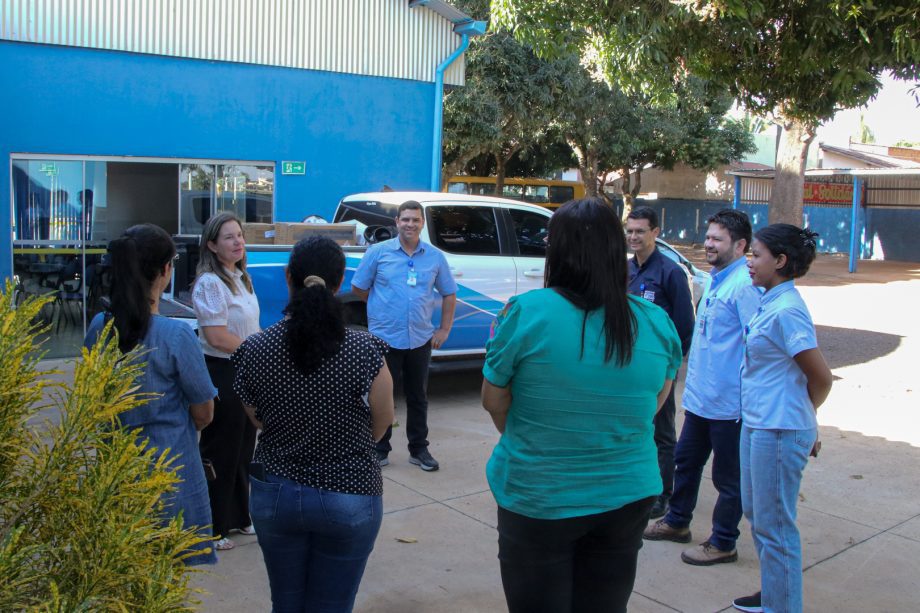 Colaboradores do Hospital Regional entregam agasalhos e brinquedos em cerimônia.