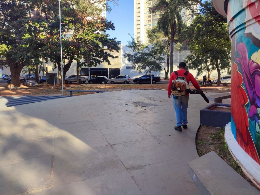 varrição manual em rua de Araçatuba 2025