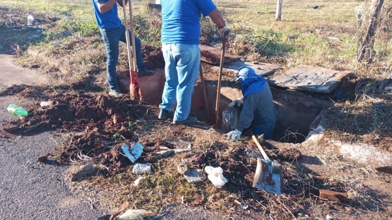 Equipe de Obras limpa bueiro em Andradina para prevenir alagamentos.