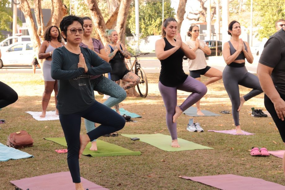 Aula de yoga no evento "A Rua é Nossa" em Três Lagoas, com participantes diversos.