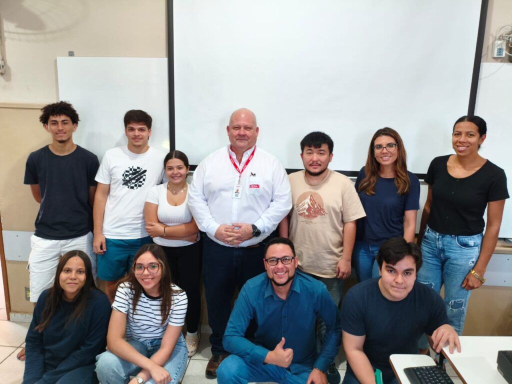 Alunos em aula de informática básica promovida pela Prefeitura de Pereira Barreto.