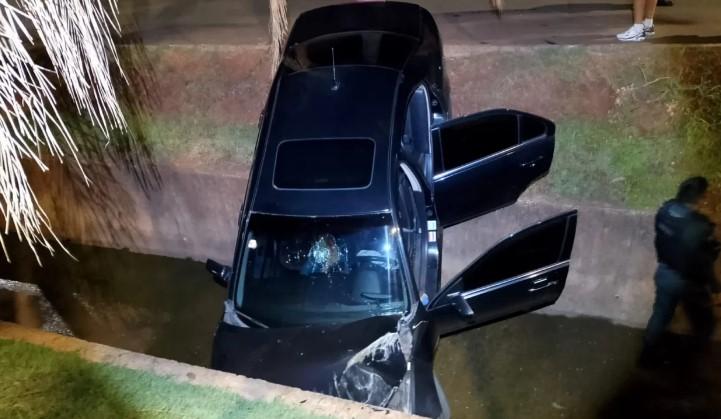 Veículo cai em canal pluvial em Chapadão do Sul