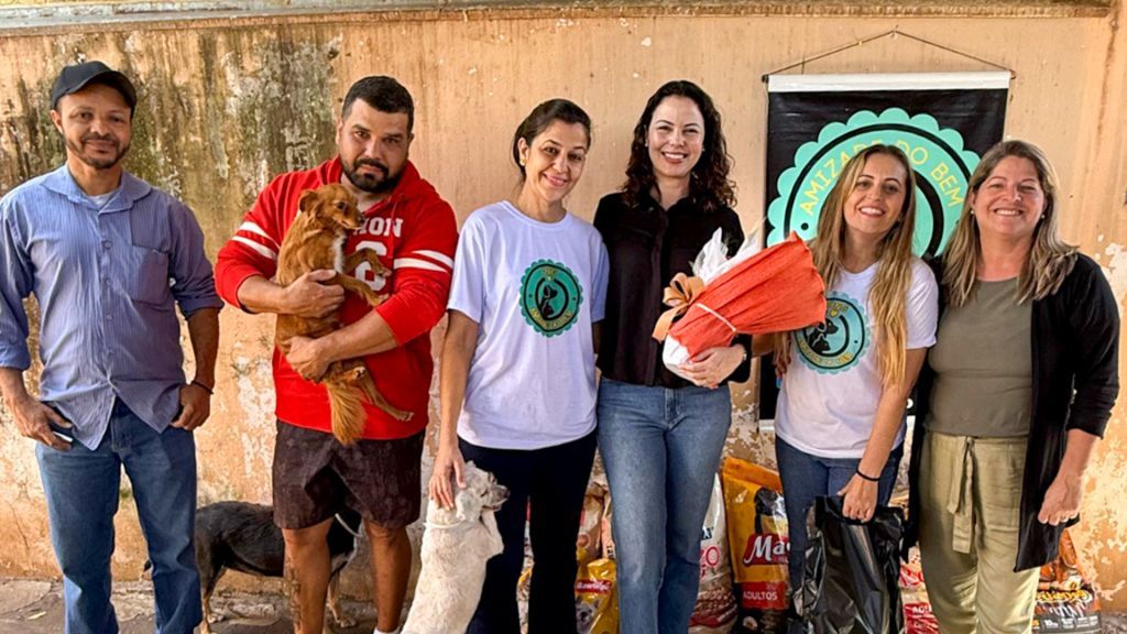 Priscila Lopes Zanatta e Lenice Freitas entregam rações a ONGs em Araçatuba.