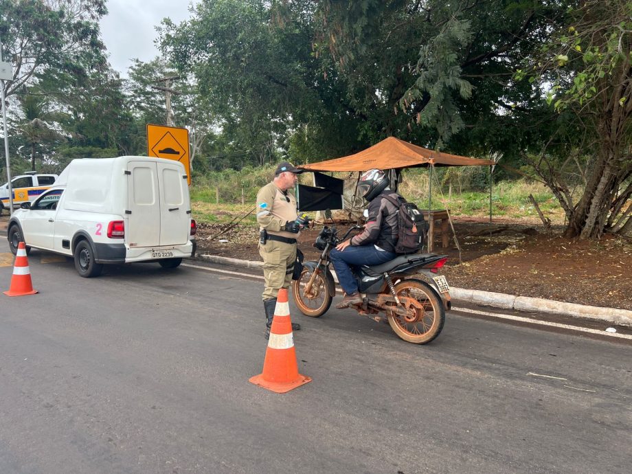 Blitz educativa em Três Lagoas com foco na segurança de trânsito.