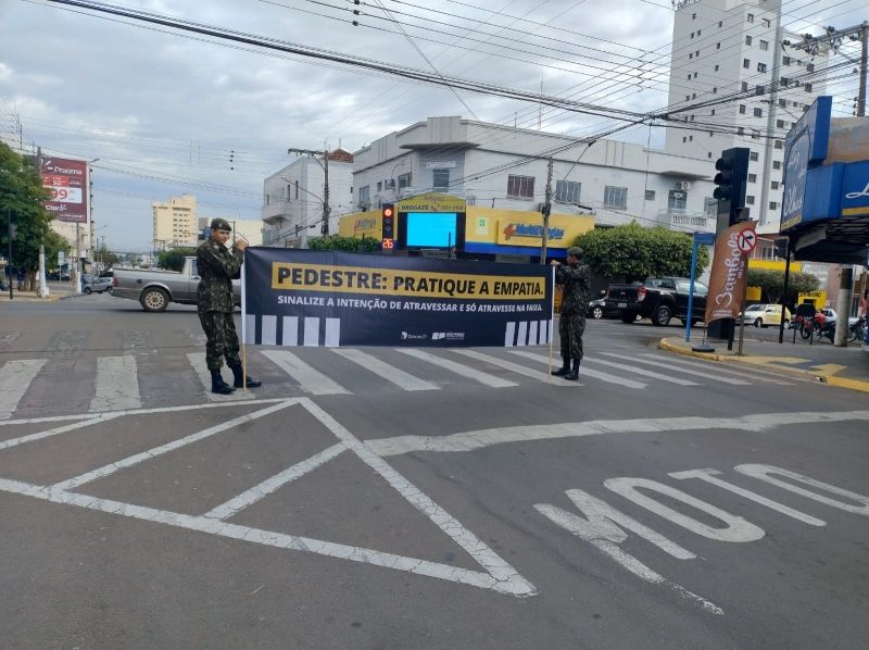 Campanha Dia do Pedestre em Dracena com distribuição de panfletos educativos.