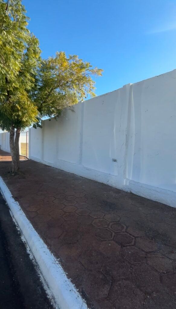 Estádio Sabiá revitalizado em Pereira Barreto com novas arquibancadas.