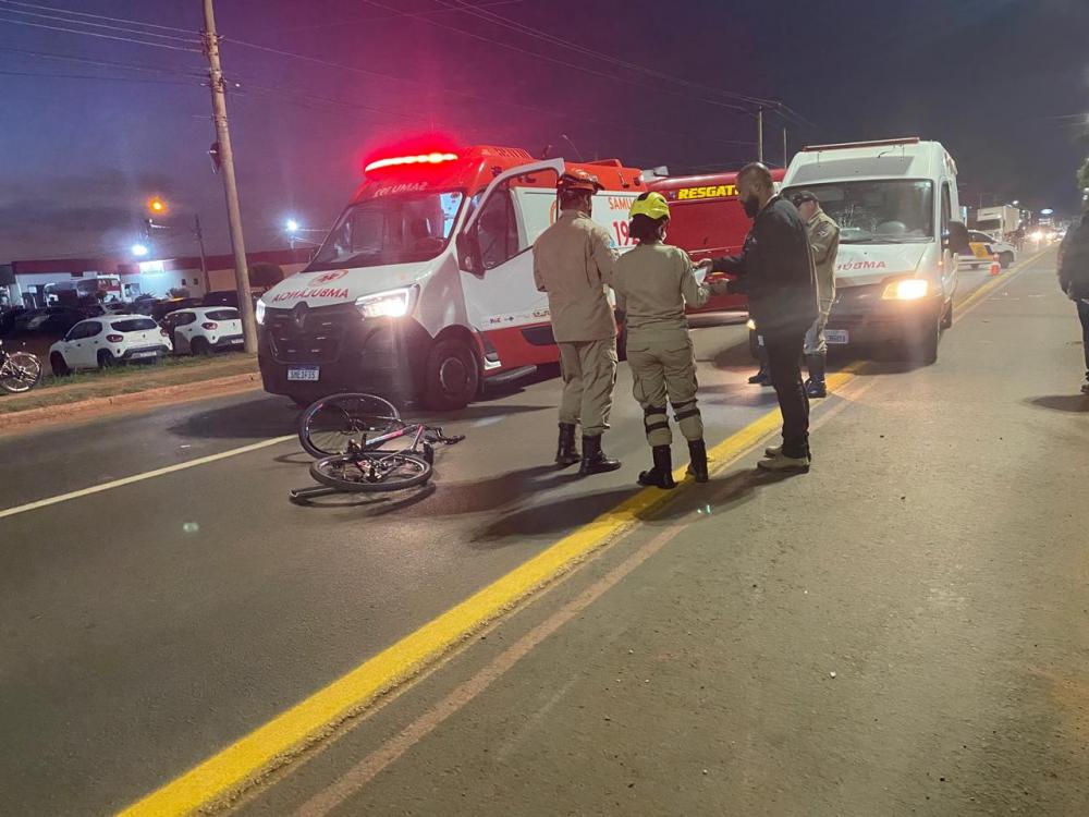 Equipes de resgate foram acionadas após uma jovem de 19 anos ser atropelada por uma ambulância na Av. Ranulpho Marques Leal, em Três Lagoas (MS)