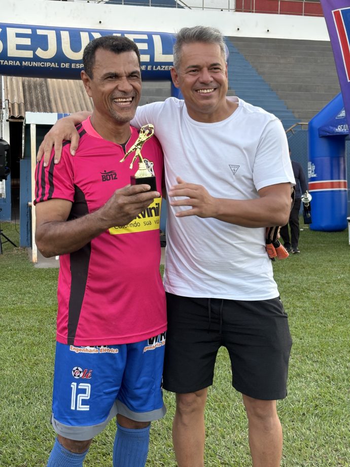 Jogadores do Mais Tintas comemoram vitória no Campeonato Sênior 55+ em Três Lagoas.