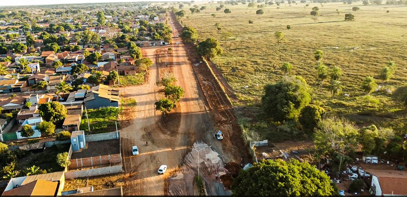 Obras de pavimentação na Avenida Custódio Andrews, Três Lagoas, em andamento.