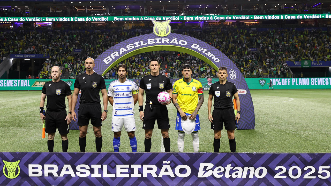 Palmeiras empata com Cruzeiro e lidera Brasileirão