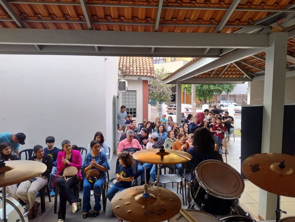 Banda Maxixe Al Dente toca clássicos do rock na Praça João Pessoa, Araçatuba.