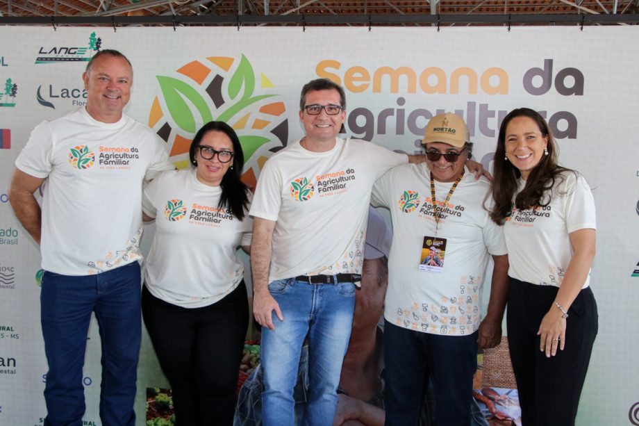 Agricultores e visitantes exploram feira de produtos locais na 1ª Semana da Agricultura Familiar.