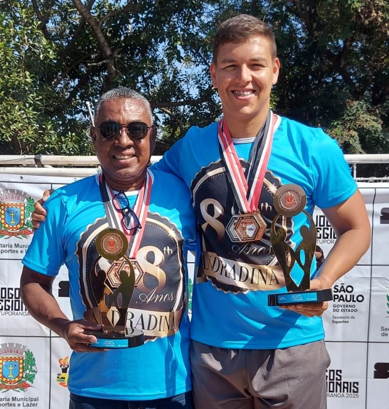 Equipe de natação de Andradina celebra troféus nos Jogos Regionais.