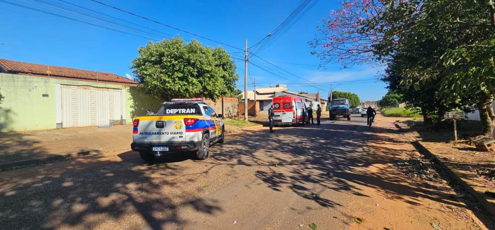 Local do acidente na Rua Irmãos Cameschi onde motociclista colidiu com poste. Vítima foi encaminhada ao hospital com ferimentos na cabeça.
