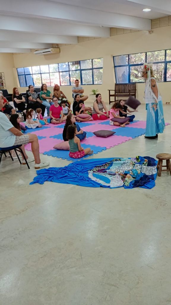 Crianças exploram instrumentos musicais na Tarde Encantada em Araçatuba.