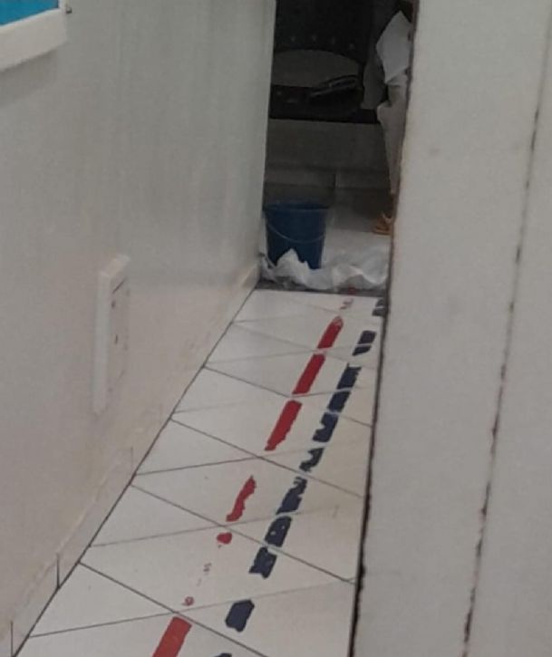 trincas no piso e mofo