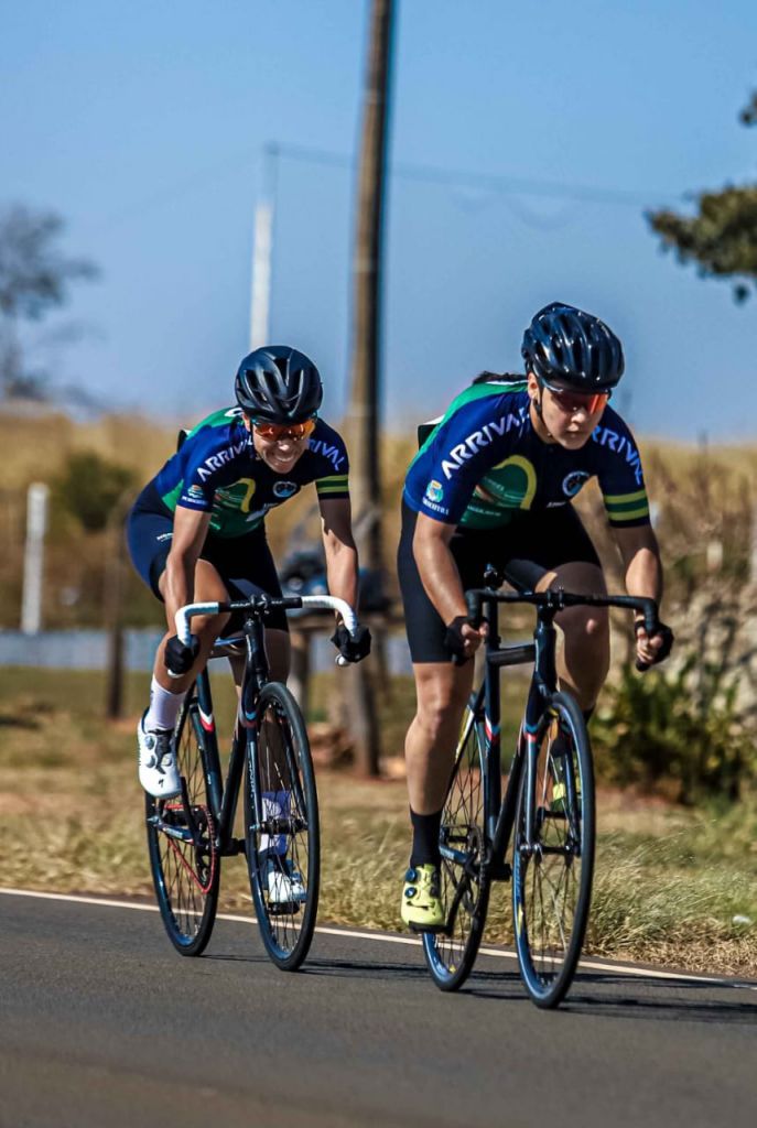 Ciclistas de Araçatuba celebram medalha de bronze nos Jogos Regionais.