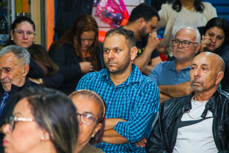 Prefeito Cassiano Maia discute transição do Shopping Popular com vendedores.