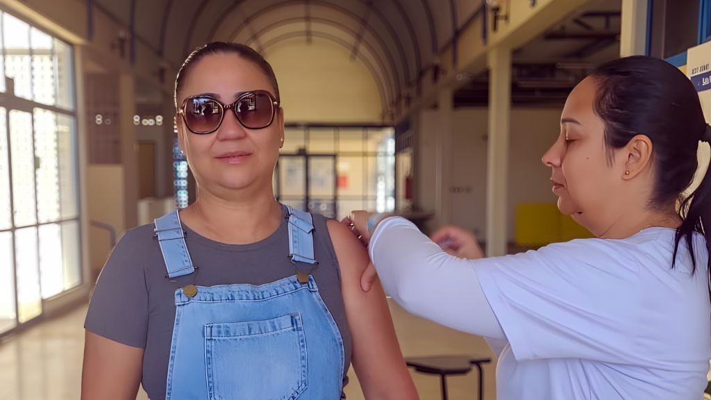 Equipe de saúde aplicando vacina contra gripe em evento do Sest/Senat Araçatuba.