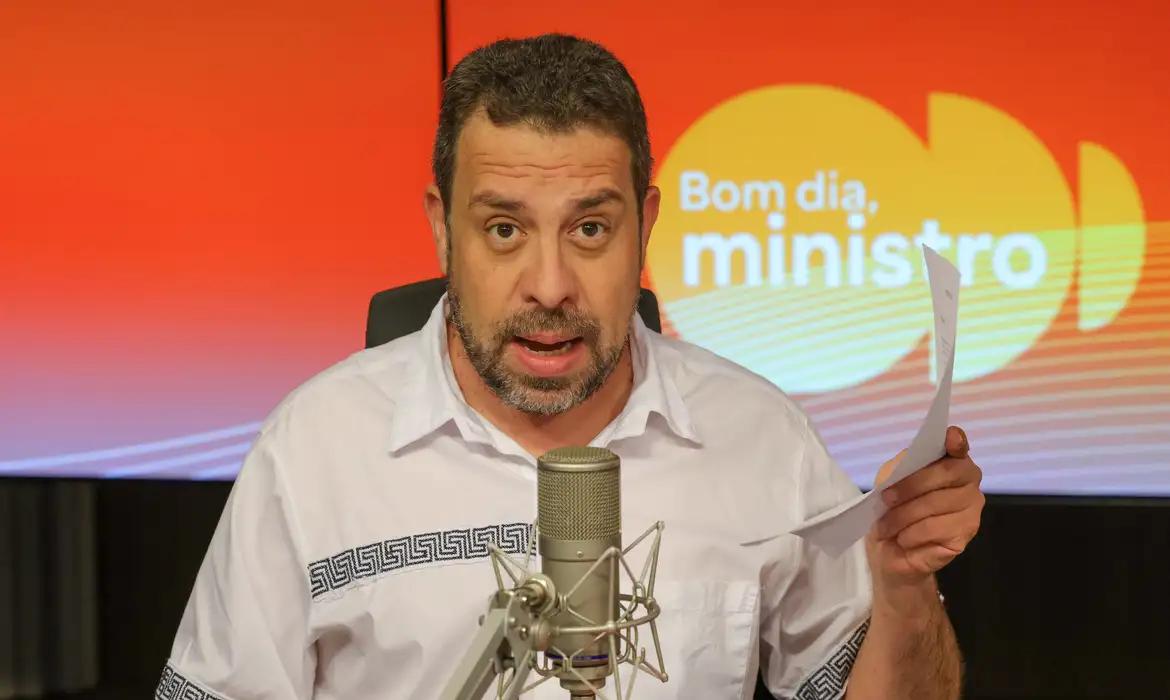 Ministro Guilherme Boulos defende redução da jornada de trabalho 6x1 para aumentar produtividade