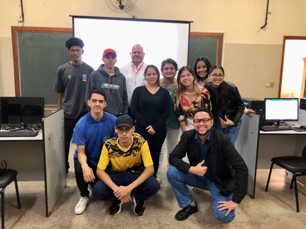 Alunos em aula de TI na Prefeitura de Pereira Barreto, parceria Sebrae e Senai.