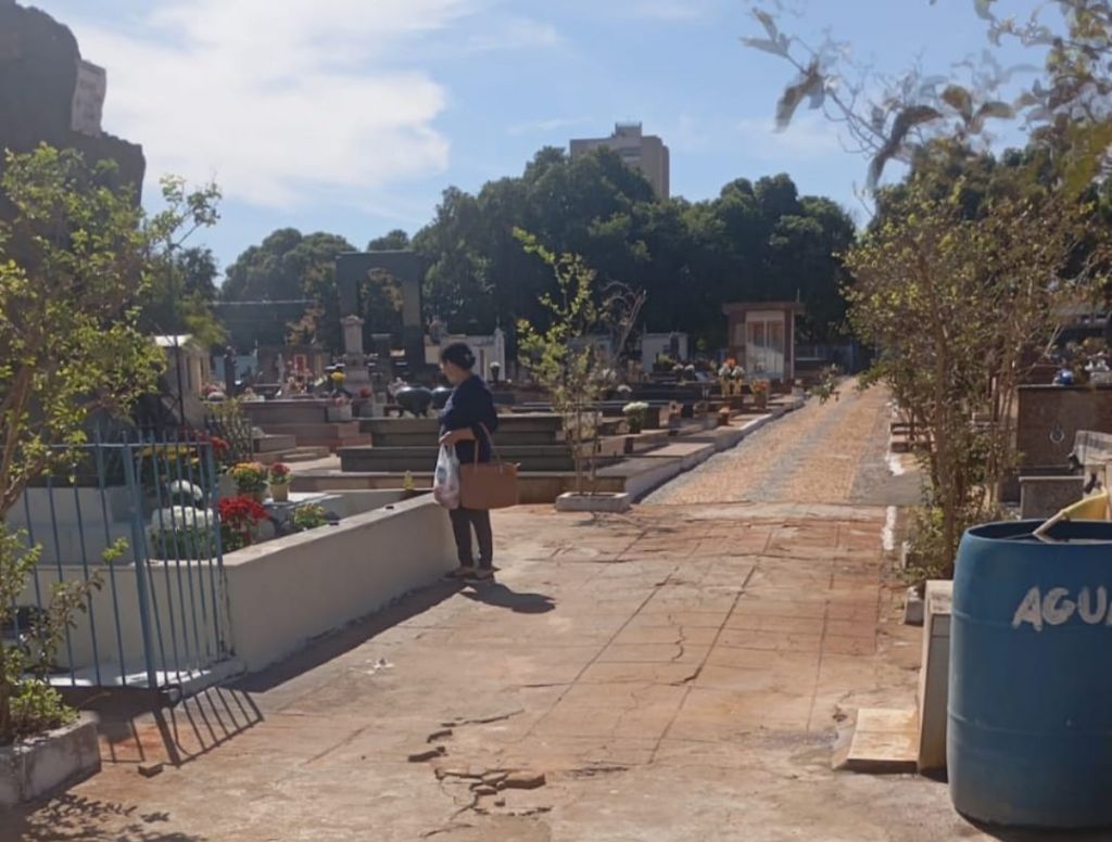 Visitantes no Cemitério da Saudade em Araçatuba no Dia dos Pais.