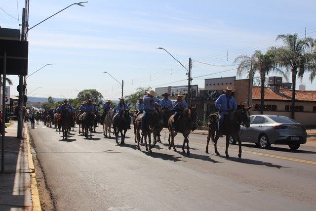 Cavaleiros desfilando na 13ª Cavalgada Entre Amigos em Andradina.