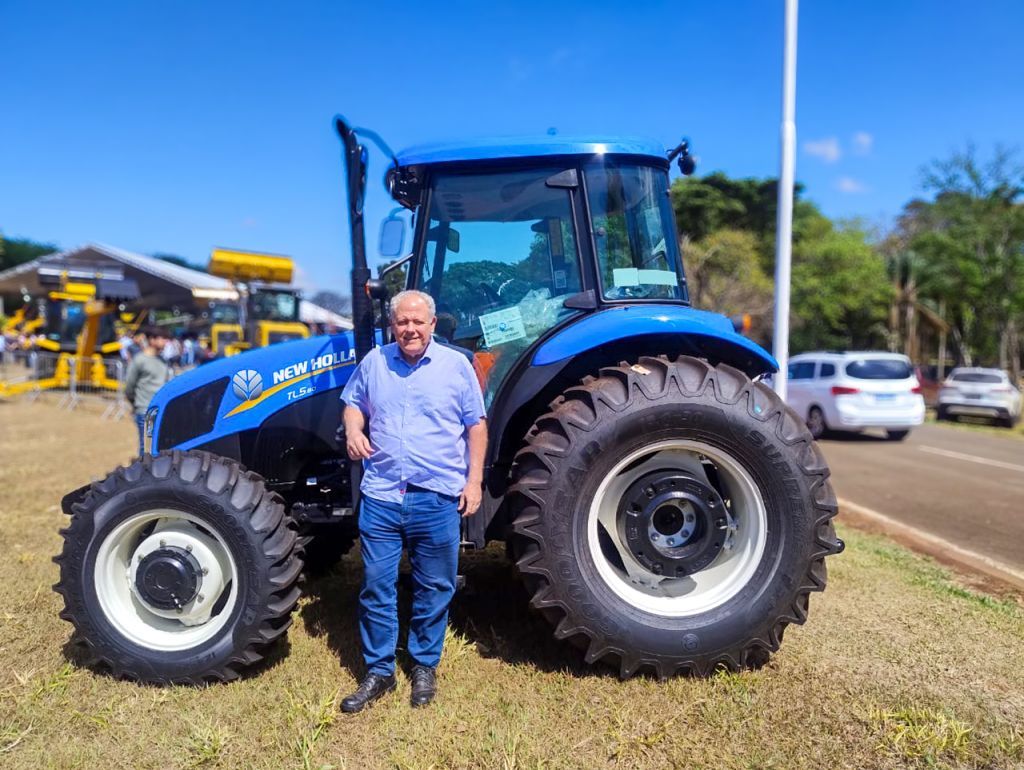 Araçatuba recebe trator agrícola para fortalecer produção rural